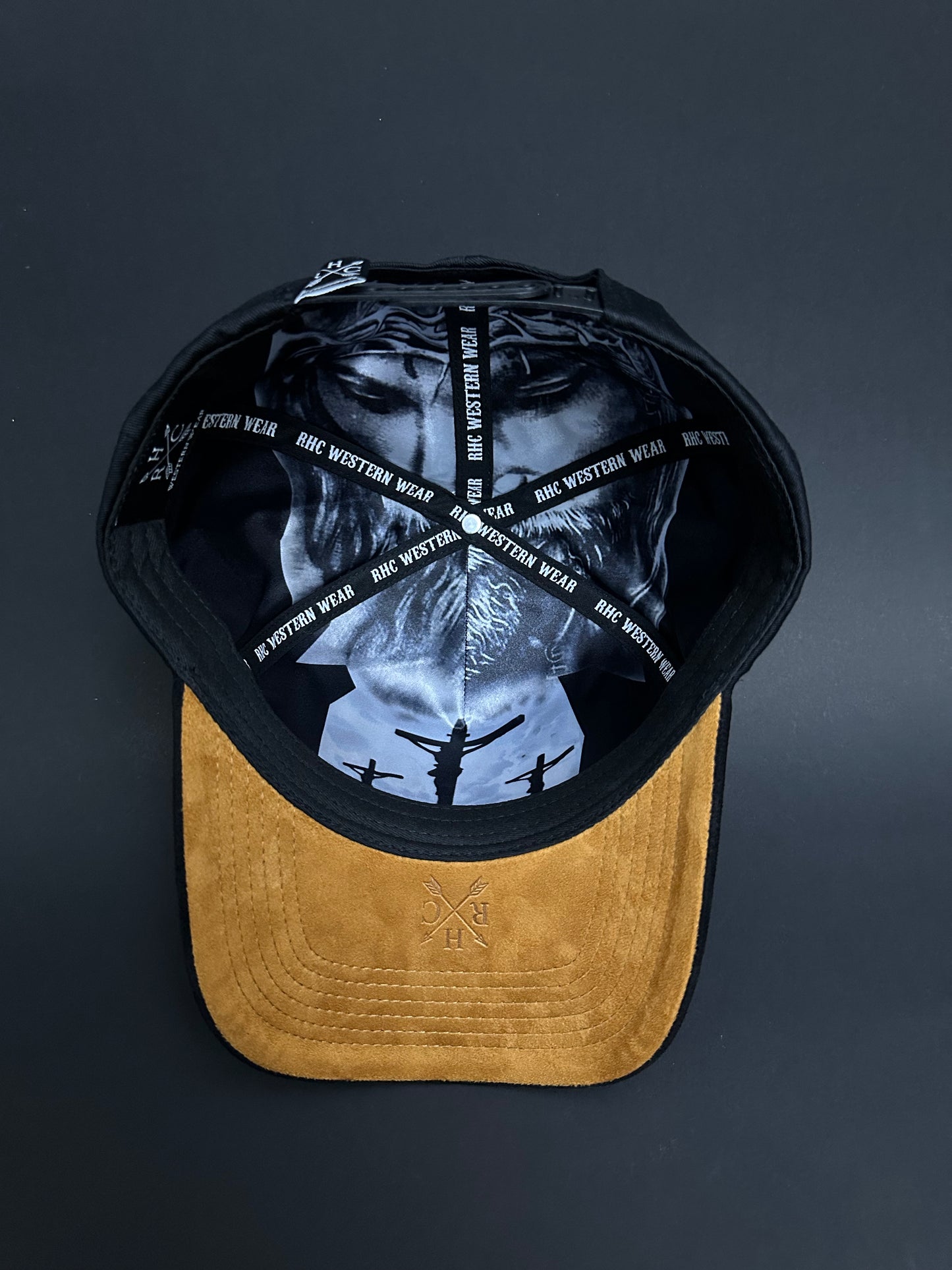 Dios Por Delante Black Hat